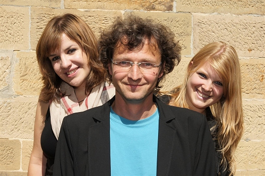 Carolin Bliklen und Laura Wick, sowie Christoph Bauer, von der Musikschule Bauer in Niefern