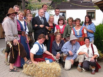 Mittendrin: Landrat Röckinger (M.), Schultes Hopp (dahinter) und FDP-Kreisvorsltzender Rülke mit der Tanzgruppe. “Les Baggages”